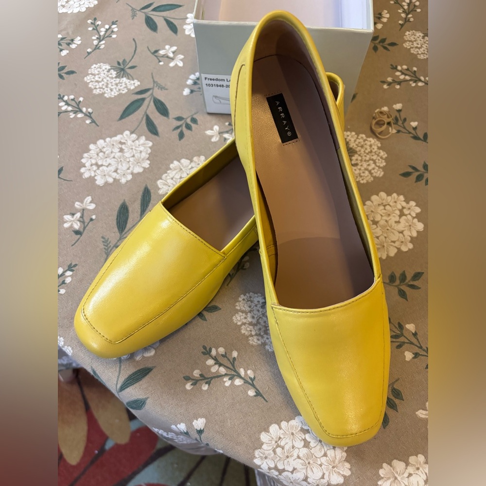 Array Freedom Leather Yellow Flats. NIB 10 Narrow.